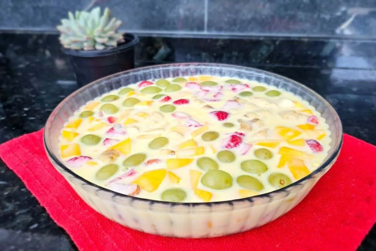 Gelatina cremosa com frutas colorida e deliciosa para refres