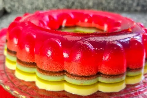 Gelatina de três sabores, uma sobremesa em camadas, linda e 