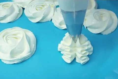 Glacê de leite ninho com apenas 4 ingredientes com consistên