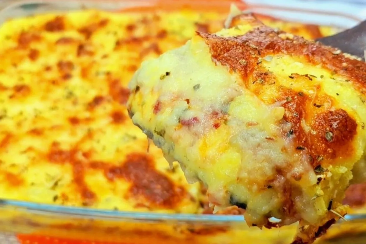 Gratinado de batatas com carne seca no forno delicioso e fác