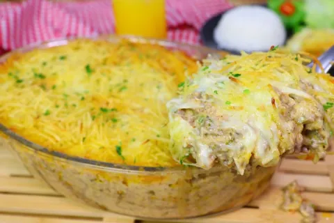 Gratinado de carne moída com queijo derretido por cima, para