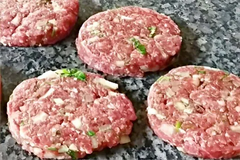 Hambúrguer artesanal caseiro para fazer lanches e sanduíches