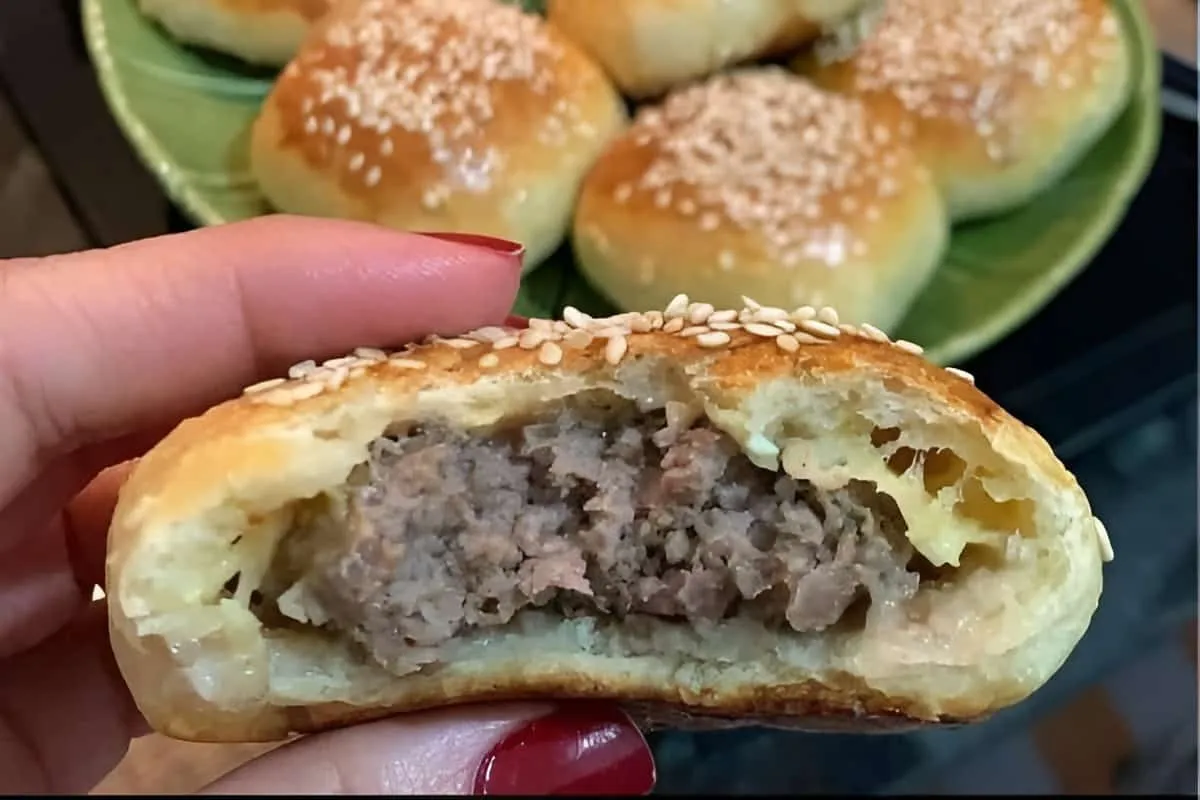 Hambúrguer assado feito com hambúrguer caseiro muito fácil e