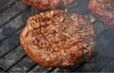 Hambúrguer simples, delicioso e econômico, perfeito para o c