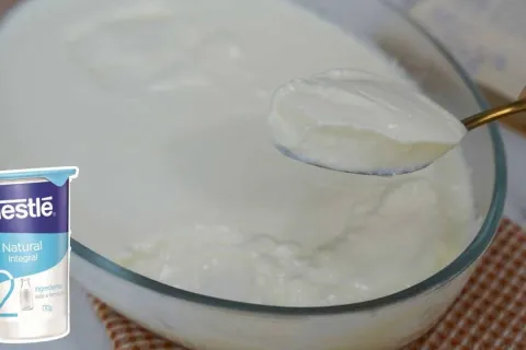 Iogurte natural caseiro: só 2 ingredientes e fica nessa cons