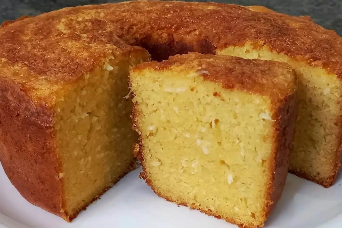 Já anota essa receita de bolo de milho com coco para seu caf