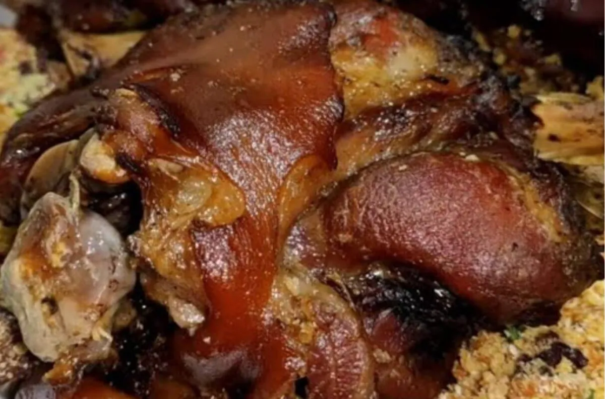 Joelho de porco perfeito e bem temperado para seu almoço de