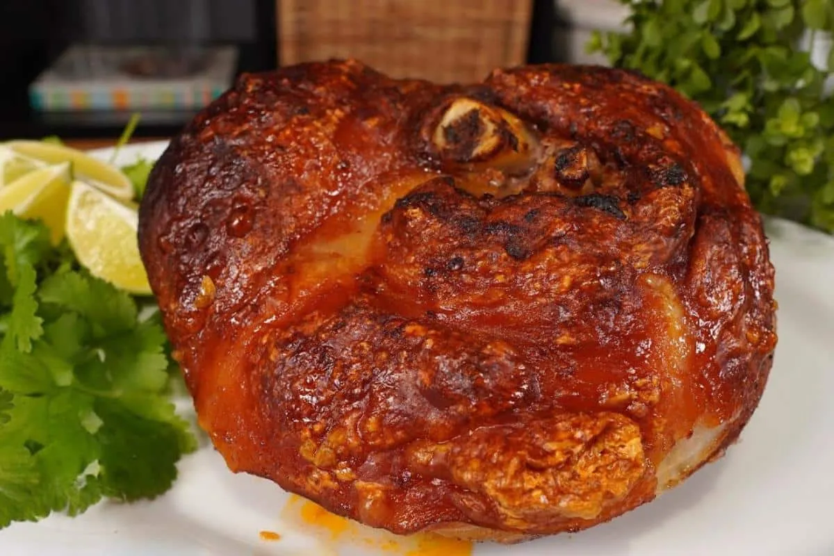 Joelho de porco suculento e saboroso para fazer no almoço de