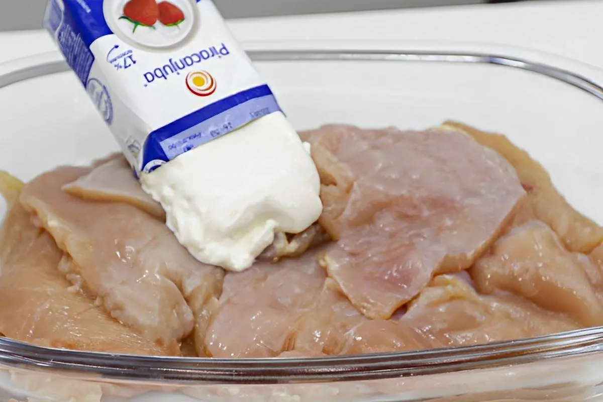 Joguei creme de leite no frango e fiz o melhor frango frito