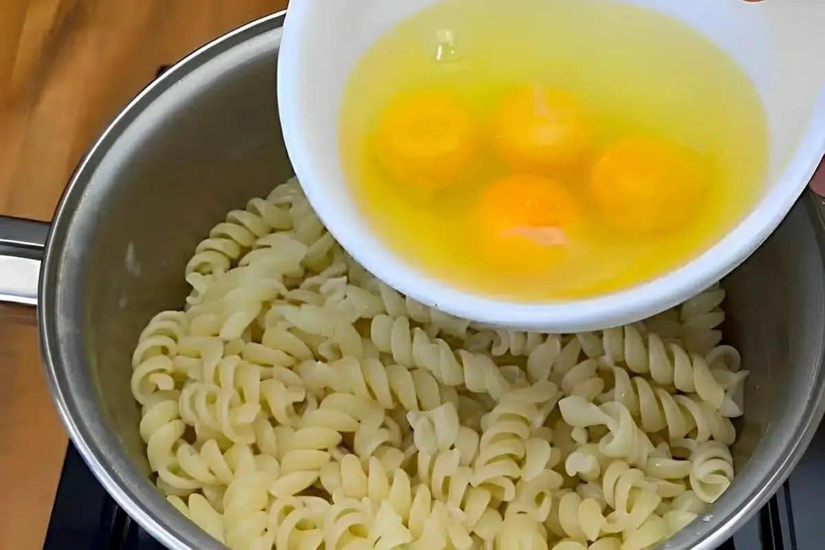 Juntei macarrão com ovos e fiz uma receita tão incrível que