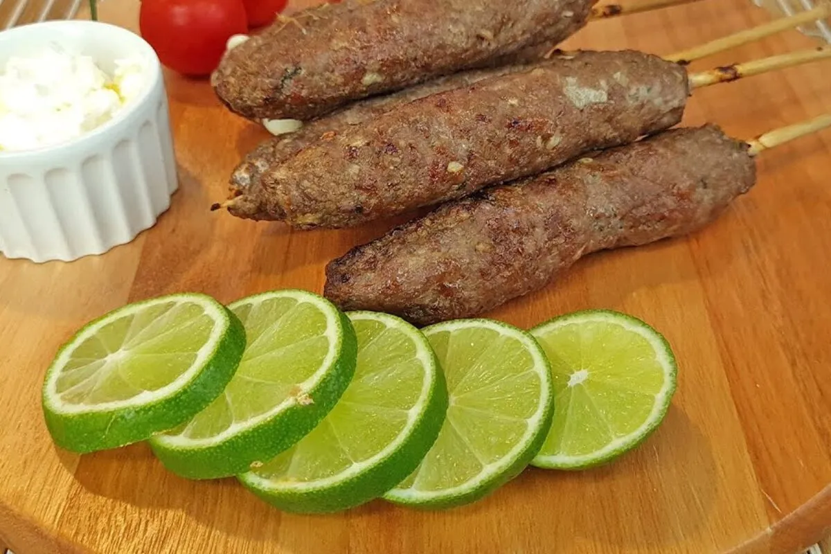 Kafta na air fryer com carne moída e queijo que vai bem em q