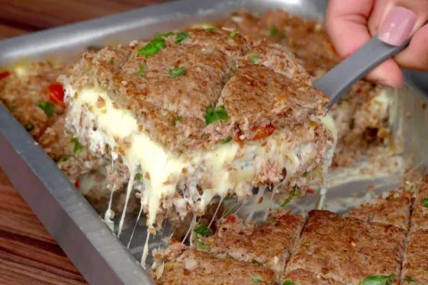 Kibe de forno recheado com bastante queijo que fica molhadin