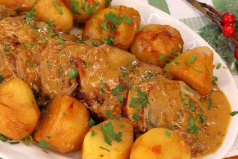 Lagarto ao molho com batatas, que fica muito suculento e mac