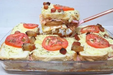 Lanchão de forno tipo x-tudo bem recheado e coberto com quei