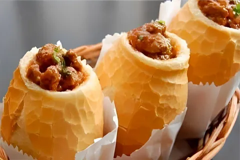 Lanche buraco quente no pão francês com recheio de carne moí