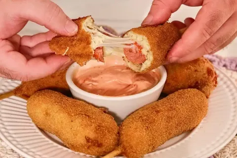 Lanche coreano frito: fica com uma casquinha crocante que é 