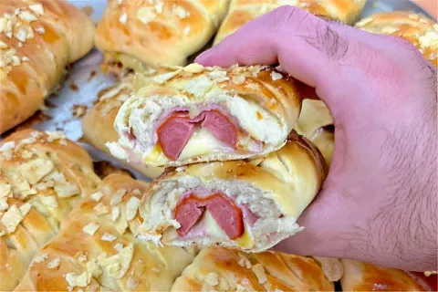 Lanche de forno com salsicha delicioso e perfeito para comer