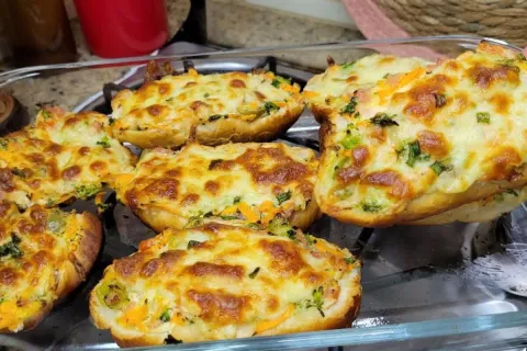 Lanche de pão amanhecido recheado e gratinado, para você apr