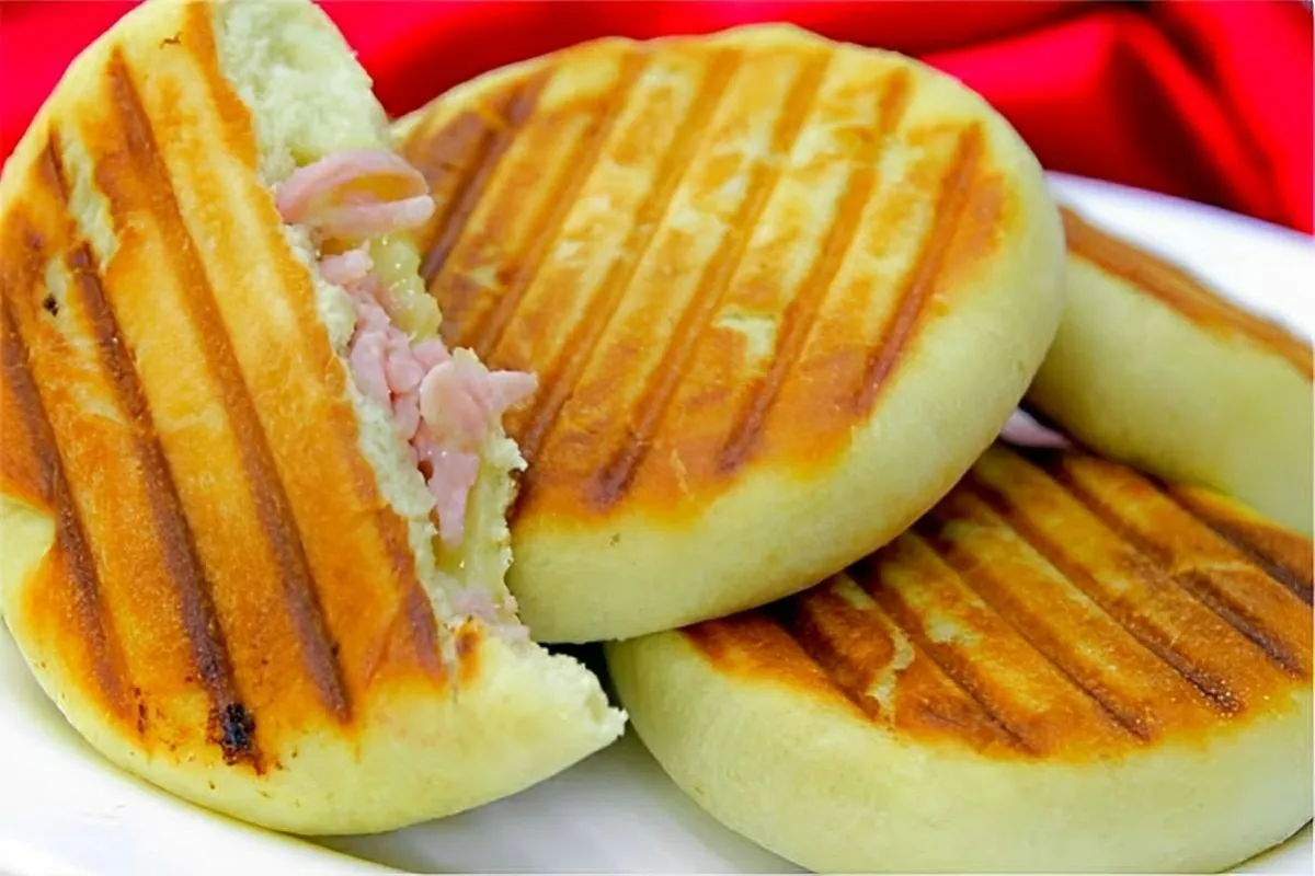 Lanche na sanduicheira pronto em 5 minutos feito com massa d