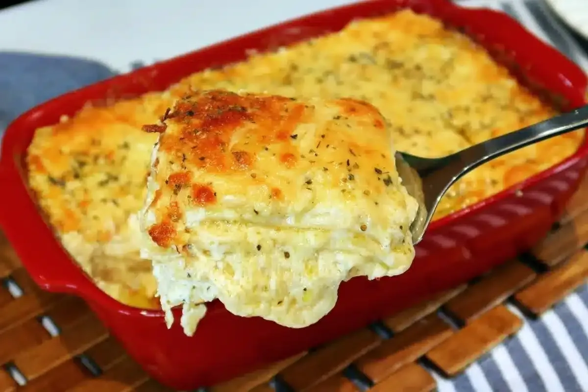Lasanha 4 queijos ao molho branco aveludado e gratinado, par