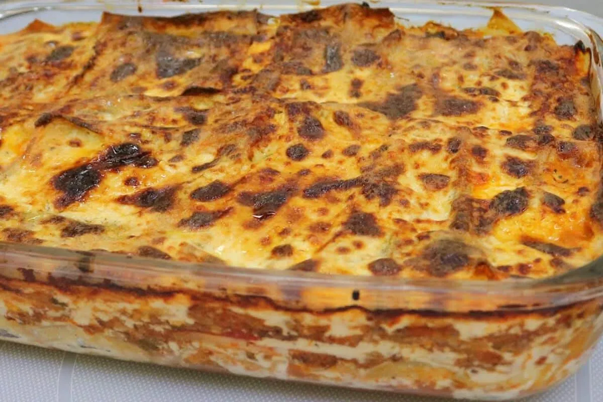Lasanha cremosa com um segredo especial para deixar o seu almoço de domingo muito mais gostoso e suculento para toda a família