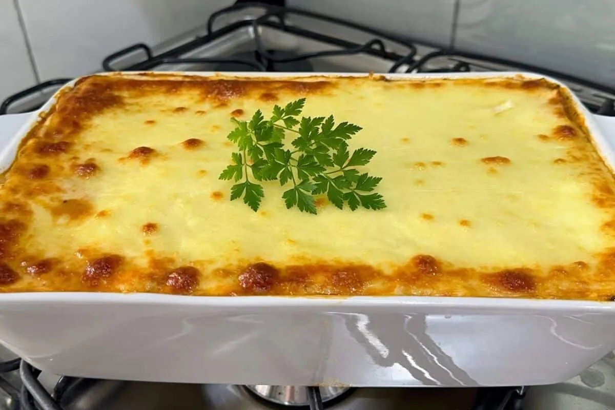 Lasanha cremosa de frango tão gostosa que não precisa de mai