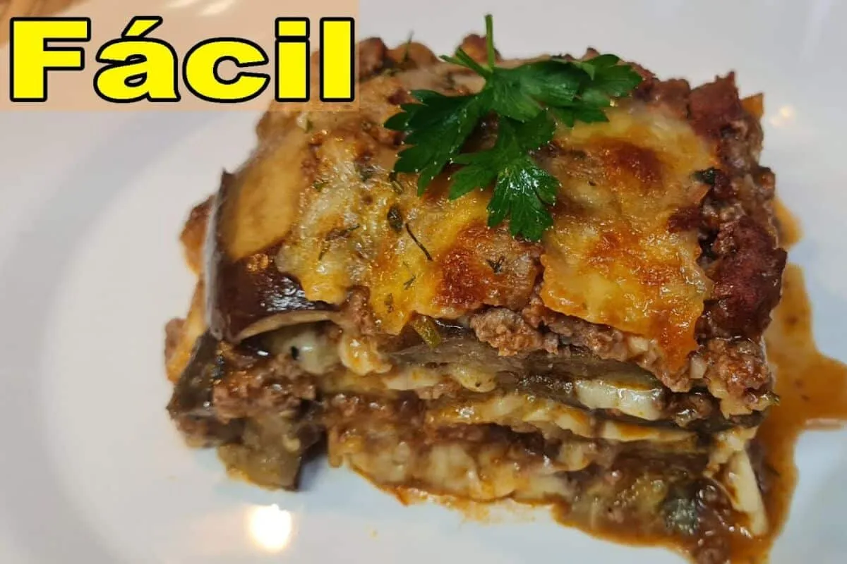 Lasanha de berinjela a bolonhesa com muito queijo e um molho