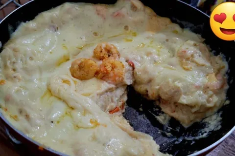 Lasanha de camarão na frigideira com molho branco e queijo d
