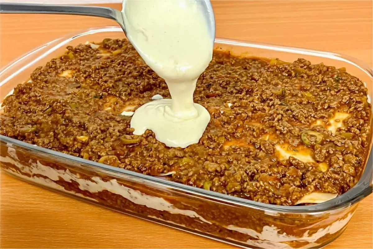Lasanha de carne deliciosa fácil de fazer e perfeita para o