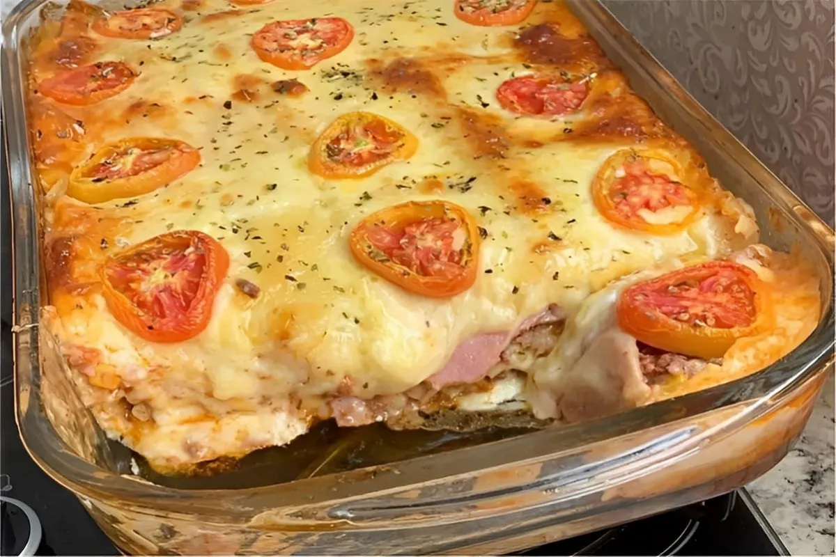 Lasanha de carne moída com molho branco presunto e mussarela