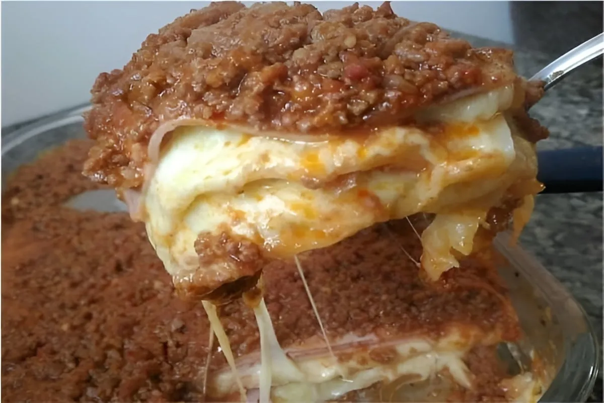 Lasanha de carne moída com molho branco um prato único que t