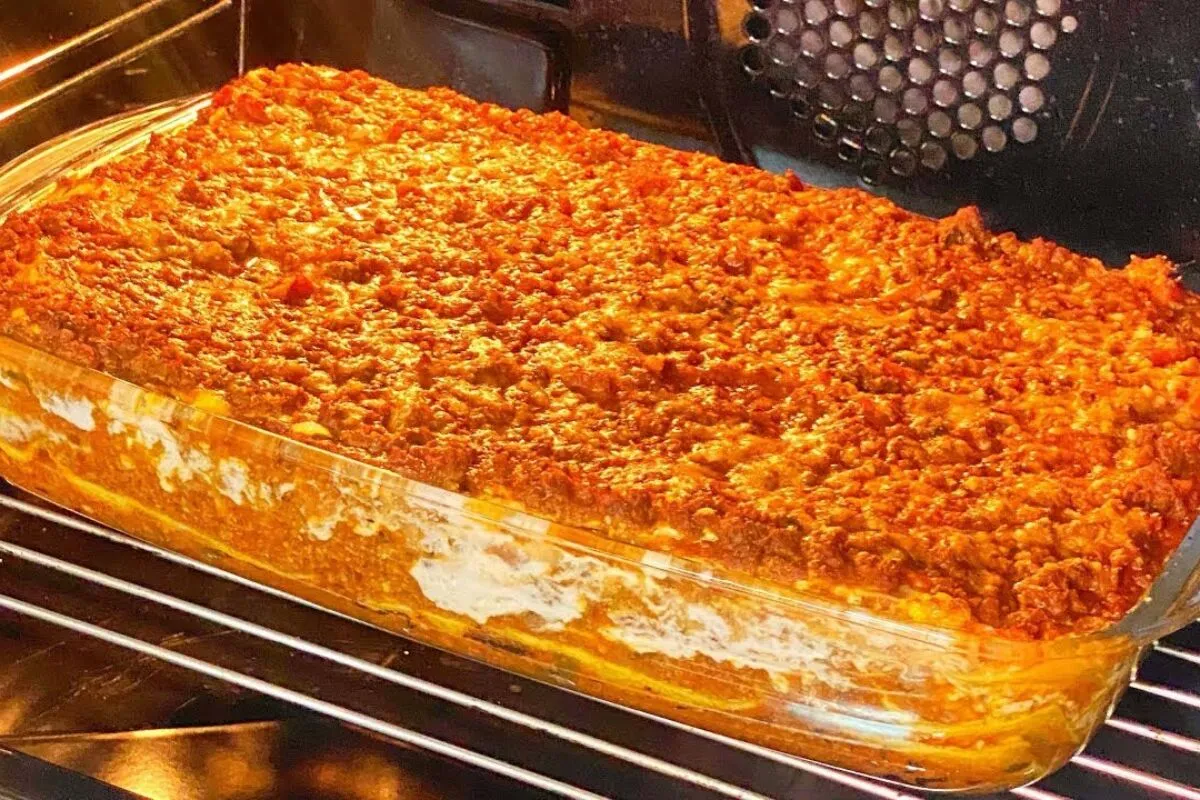 Lasanha de carne moída prática e muito recheada, serve a fam