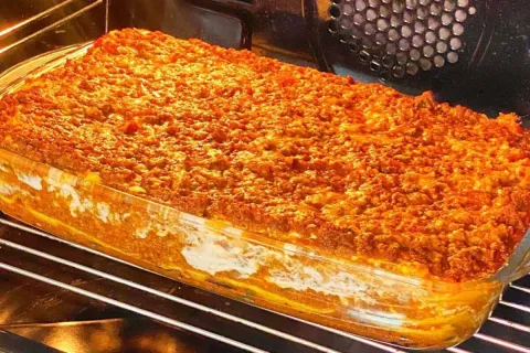 Lasanha de carne moída prática e muito recheada, serve a fam