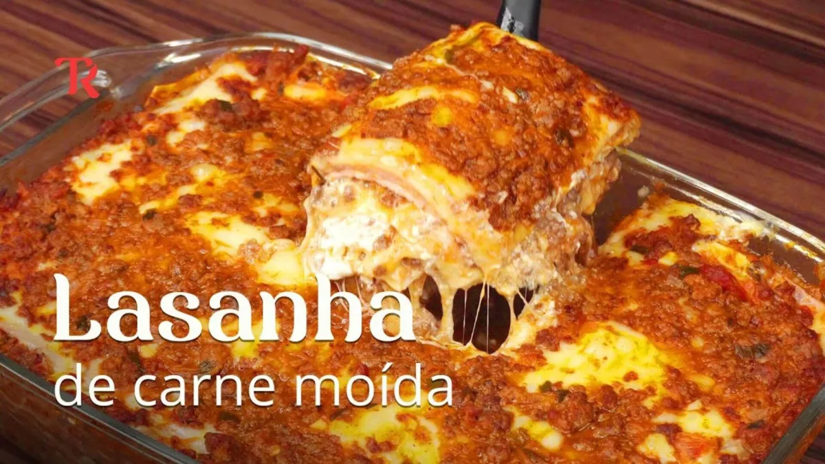 Lasanha de carne moída suculenta e saborosa para seu almoço