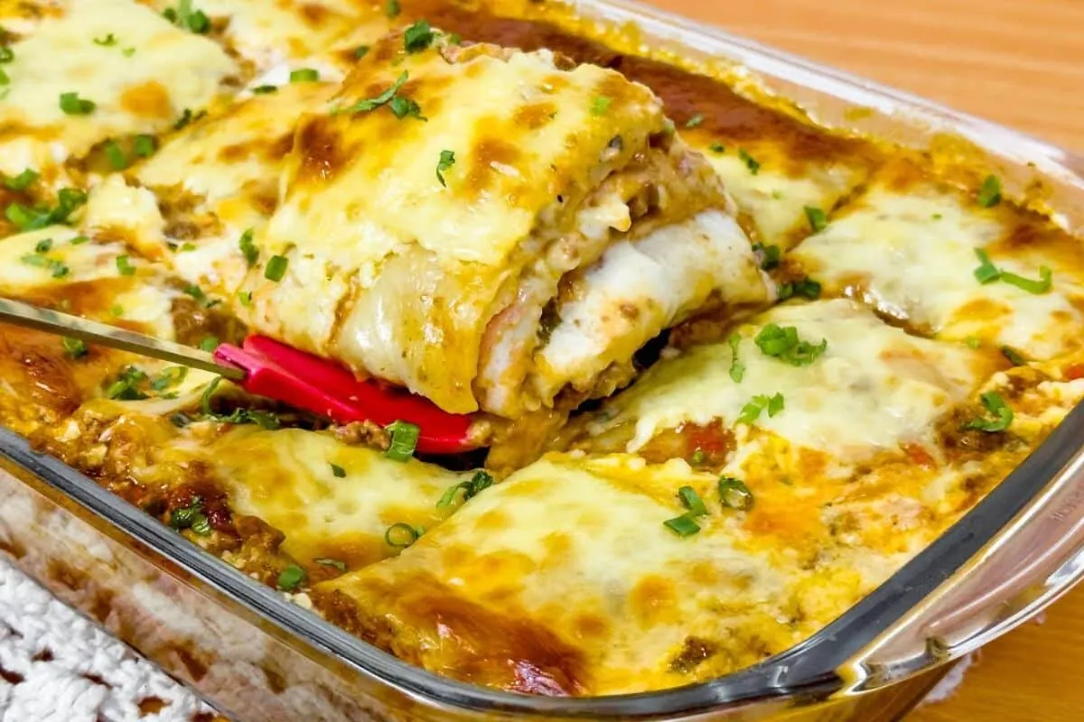 Lasanha de carne suculenta e com muito queijo, para você pre