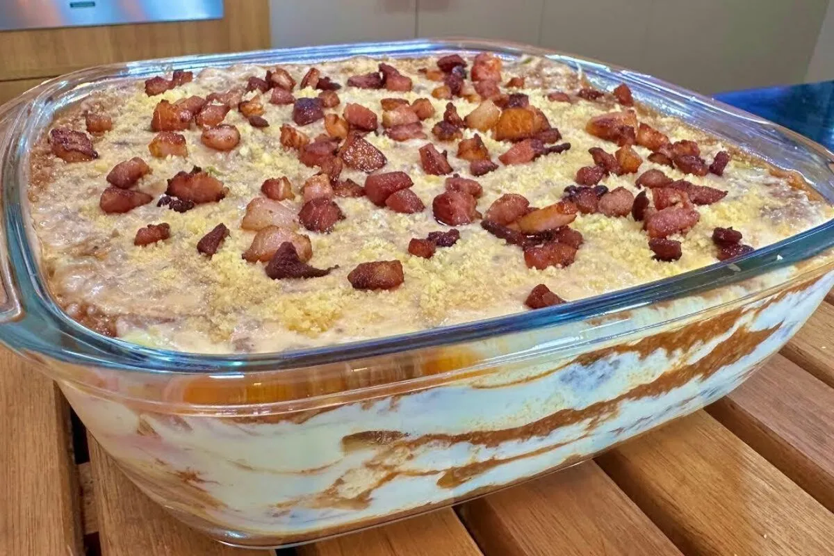 Lasanha de dois molhos com carne moída uma mistura de sabore