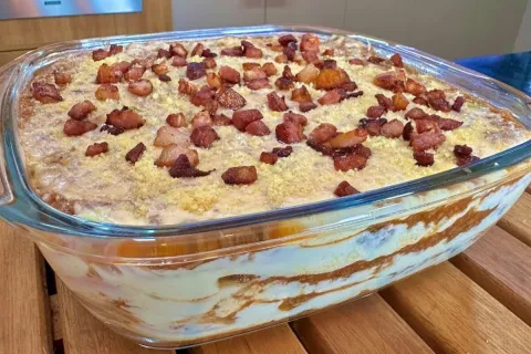 Lasanha de dois molhos com carne moída uma mistura de sabore