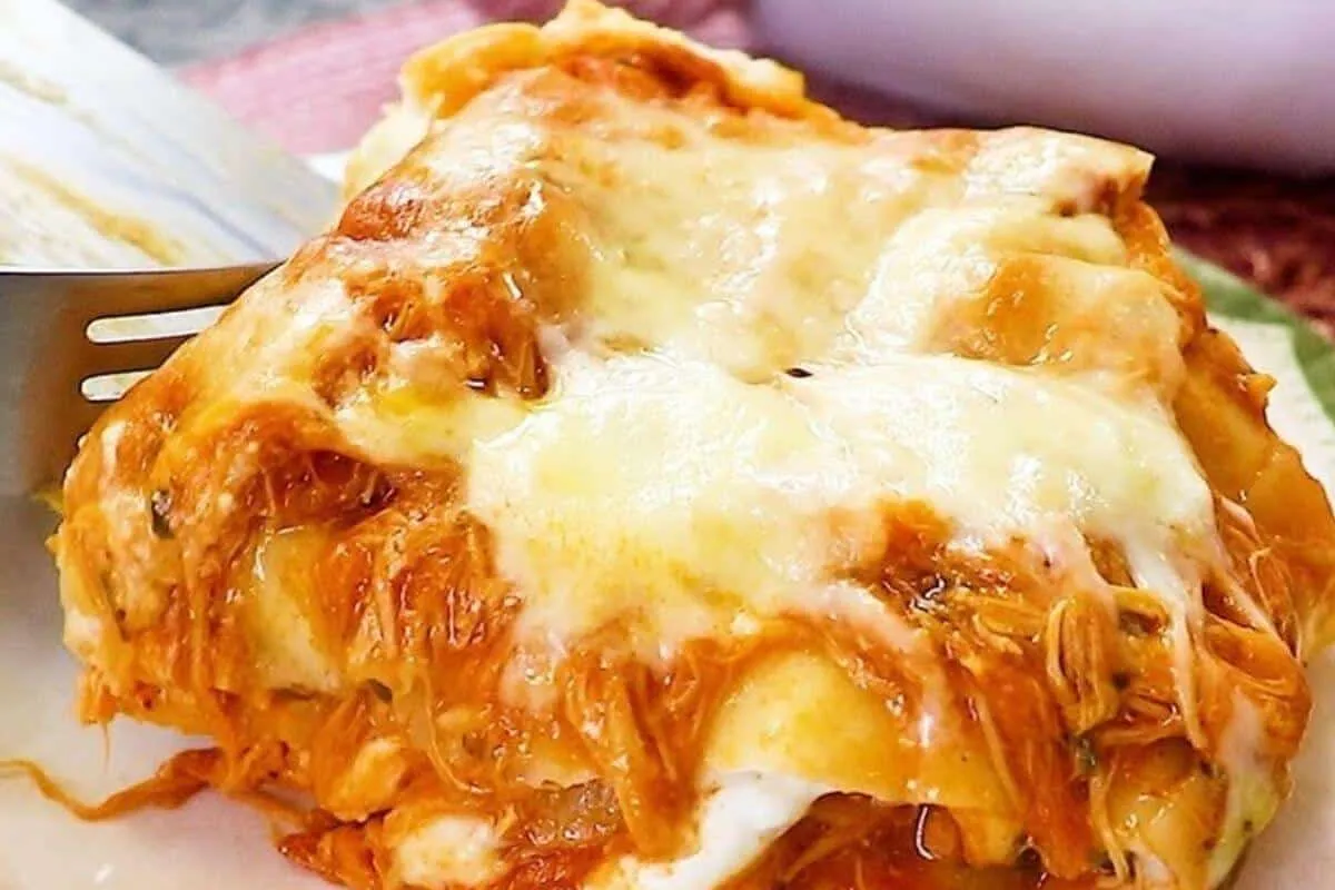 Lasanha de frango ao molho branco fica tão cremosa e molhadi