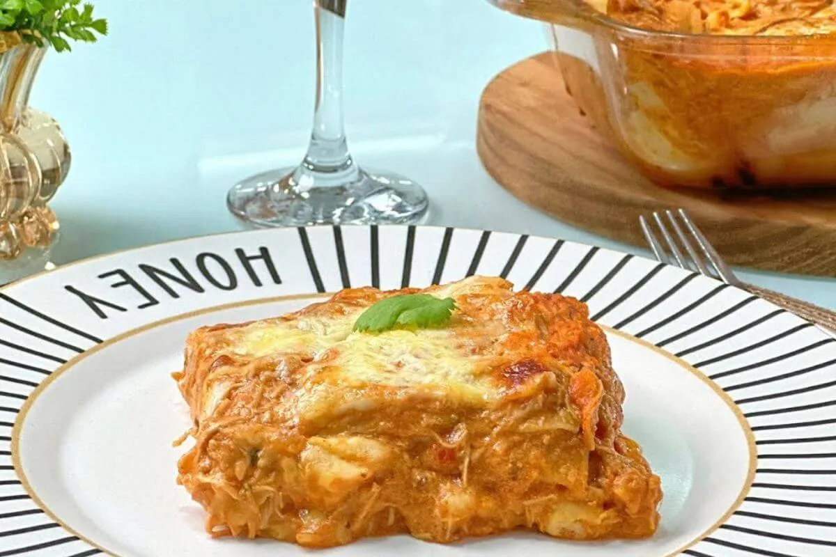 Lasanha de frango com molho rosê para ser o prato principal