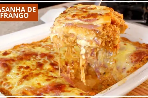 Lasanha de frango rápida e fácil montada com bastante molho 