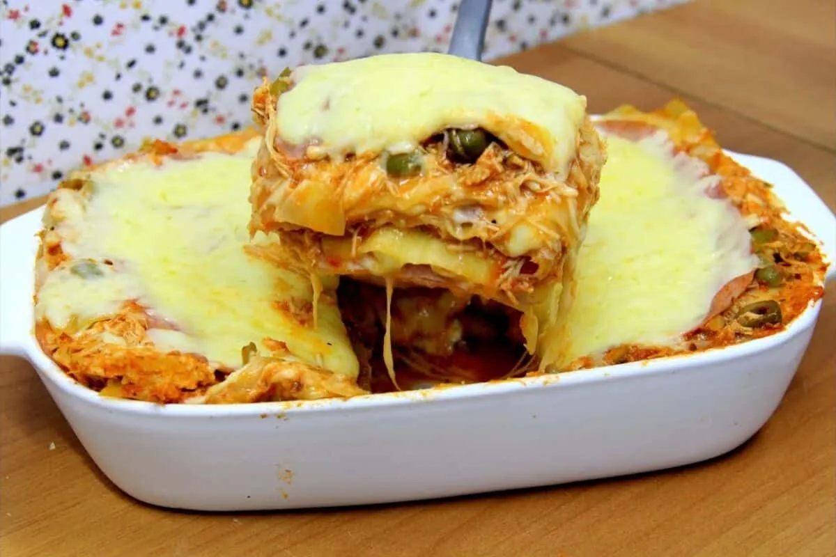 Lasanha de frango suculenta e fácil que é a cara de todo alm