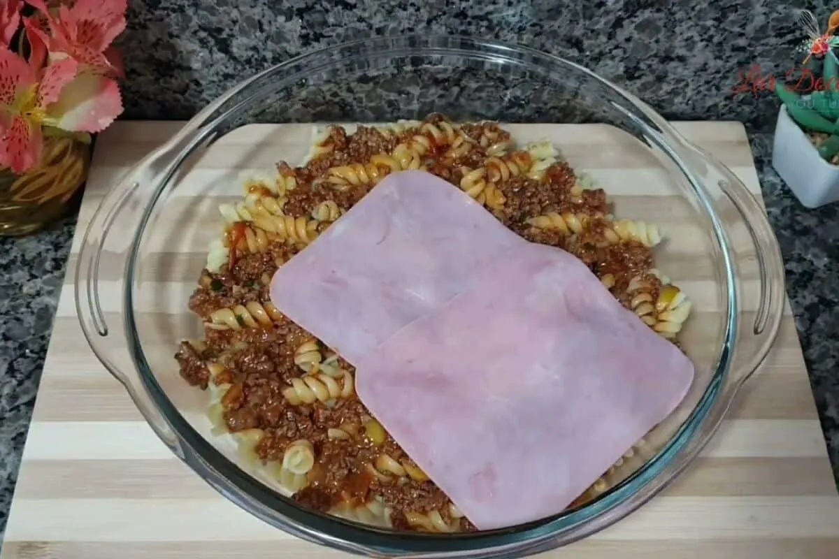 Lasanha de macarrão parafuso para o almoço em família que to