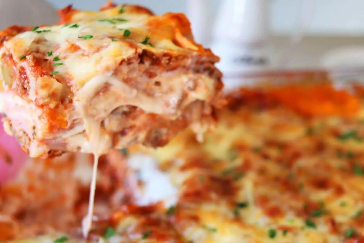 Lasanha dois molhos, uma massa deliciosa com molho bolonhesa