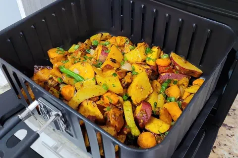 Legumes assados temperados e crocantes, o acompanhamento sau