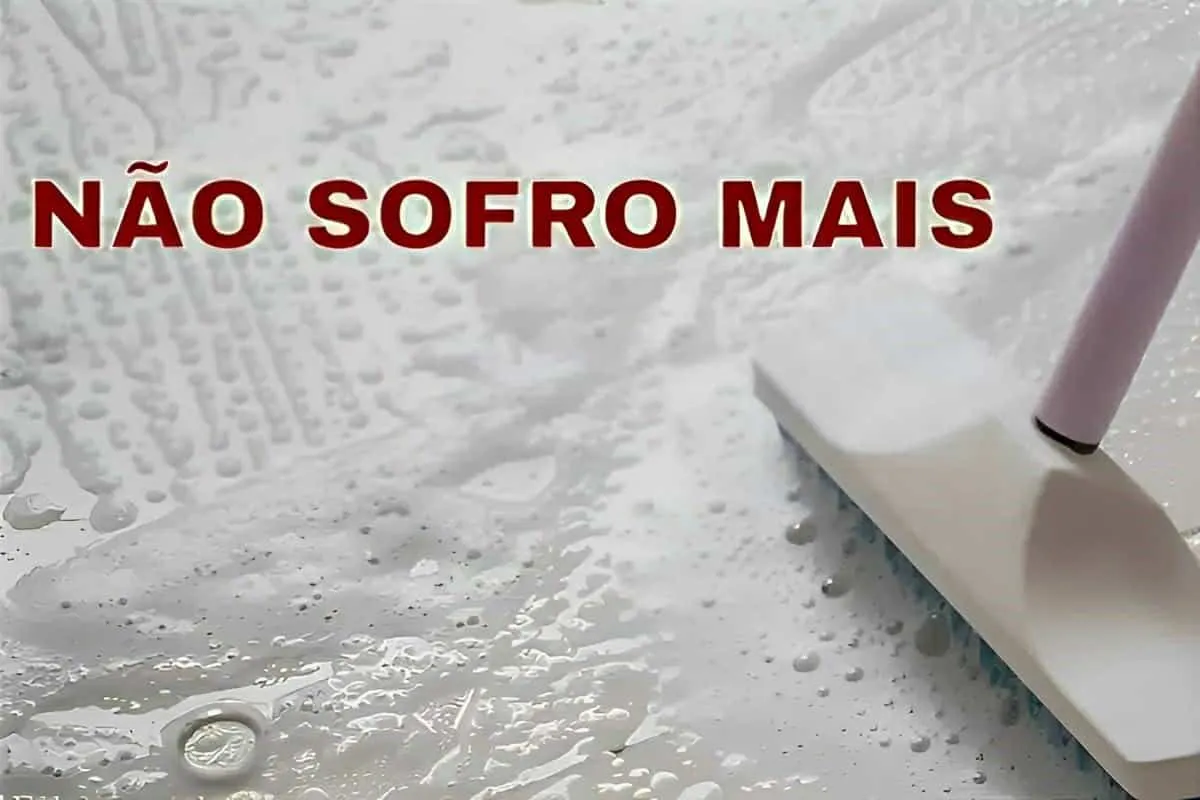 Limpa pisos caseiro feito com 3 ingredientes para tirar até