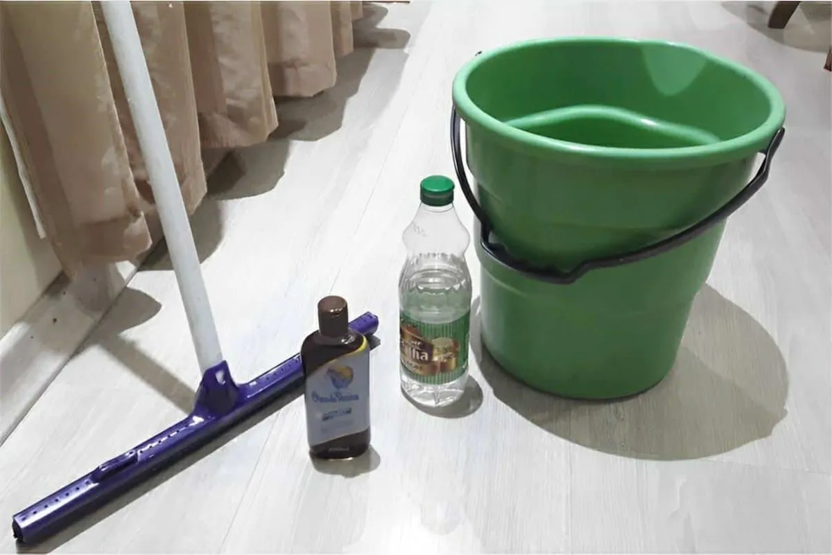 Limpa pisos caseiro que remove o encardido do piso sem fazer