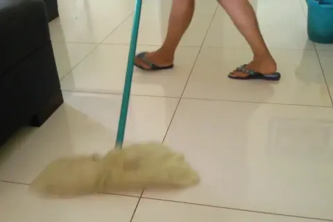 Limpador de piso caseiro: tira todo encardido sem precisar f