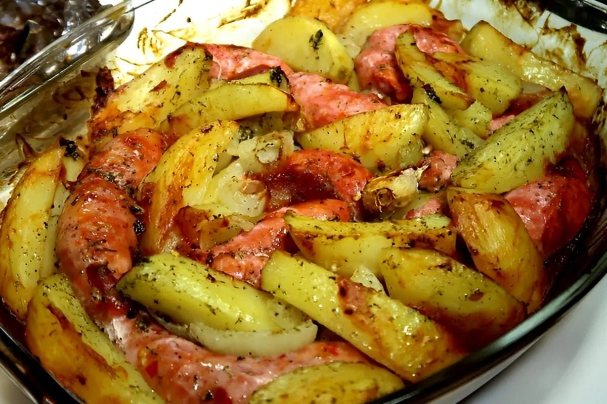 Linguiça assada com batatas no forno uma receita muito práti