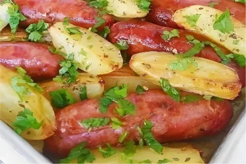 Linguiça assada com batatas um prato barato e que rende muit