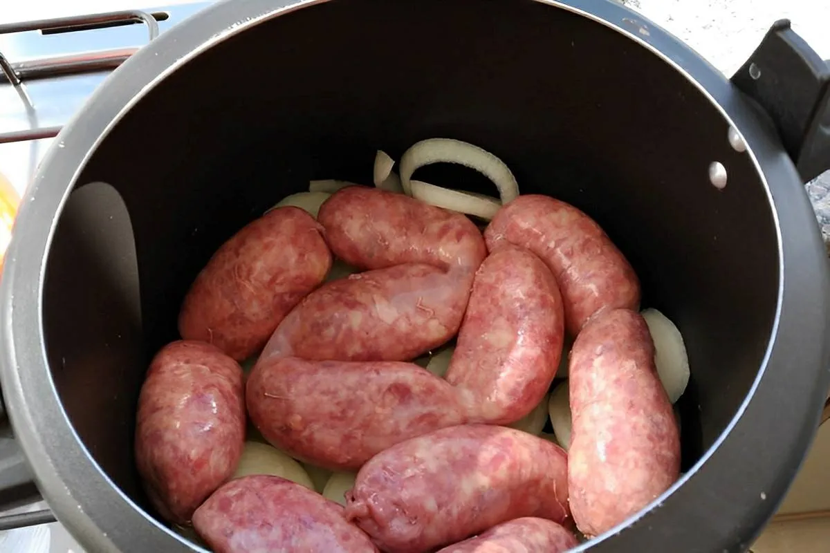 Linguiça assada na panela de pressão com cebola muito saboro